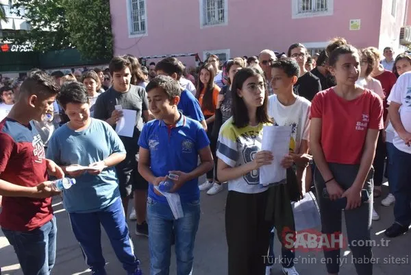 Öğrencilerin LGS heyecanı Çocuklar sıralarda, veliler bahçede ter döktü
