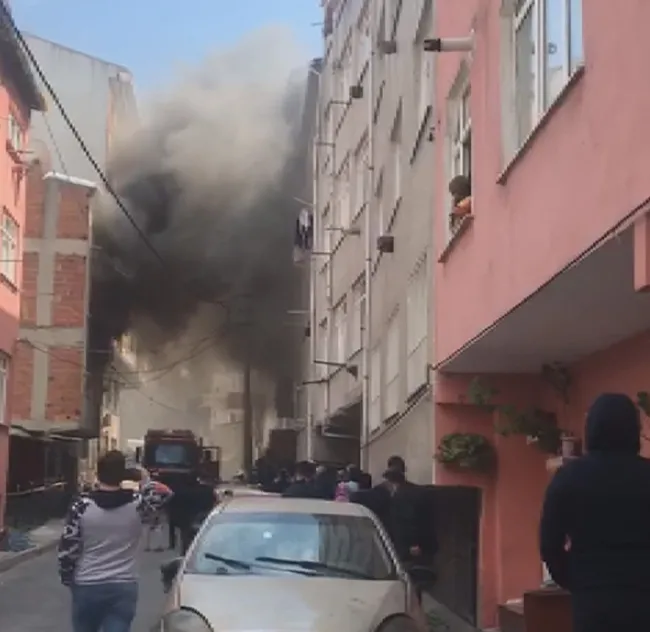 istanbulda-bir-bina-alev-alev-yandi-mahalleli-sokaga-akti-1618493188539.jpg