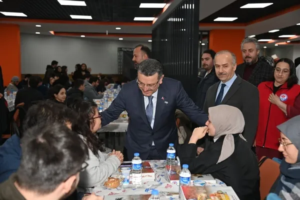 universite-ogrencileri-iftar-sofrasinda-bulustu-1773077568295.jpg
