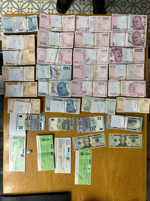 izmir-polisinden-mit-destekli-feto-operasyonu-32-gozalti-gozaltina-alinanlar-arasinda-sozde-eyalet-imamlari-da-1735041569923.jpg