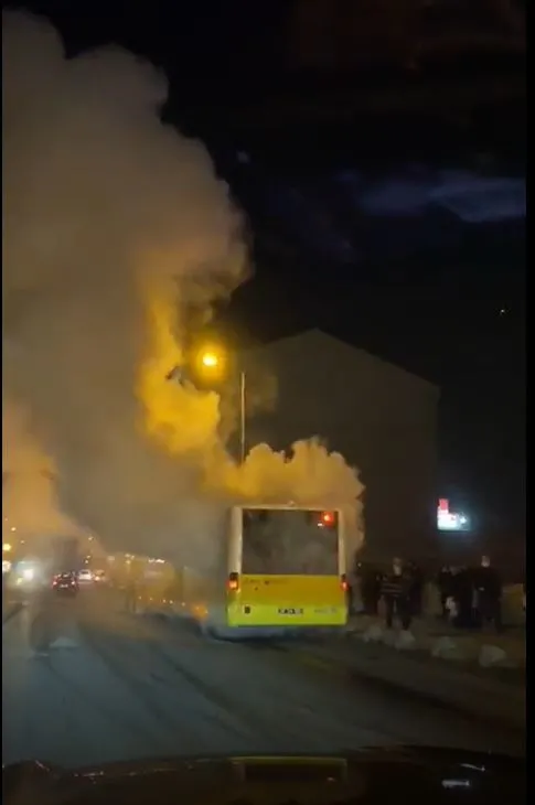 arnavutkoyde-seyir-halindeki-iett-otobusu-alev-aldi-1642365407025.jpg