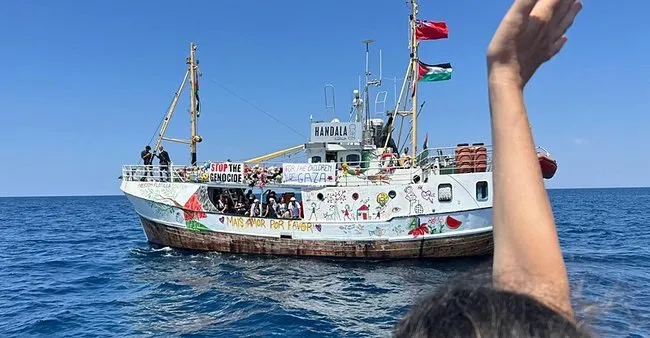 Hanzala gemisine İsrail müdahalesi: Yolcu, Buradalar diyerek duyurdu!