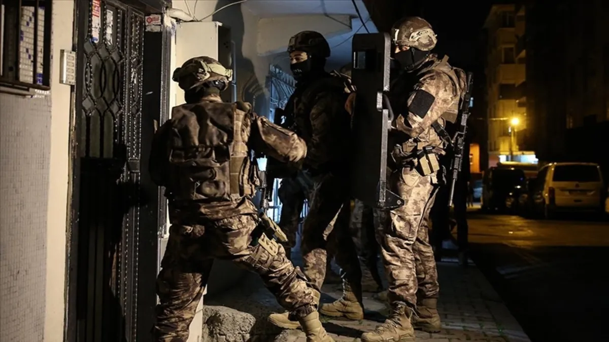 FETÖ’ye 7 ilde mahrem operasyonu: 6 gözaltı FETÖ’ye 7 ilde mahrem operasyonu: 6 gözaltı