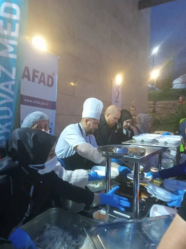 bilal-erdogan-depremzedelerle-iftarda-bir-araya-geldi-1681324878197.jpeg