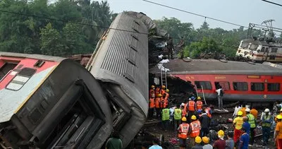 Dünya bu felaketi konuşuyor! 3 tren birbirine girdi: Bilanço her geçen dakika ağırlaşıyor! Yüzlerce ambulans olay yerinde...