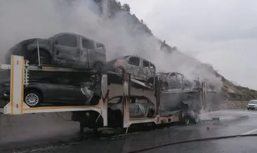 Pozantı-Tarsus yolunda tır yangınında 8 adet sıfır otomobil yanarak küle döndü