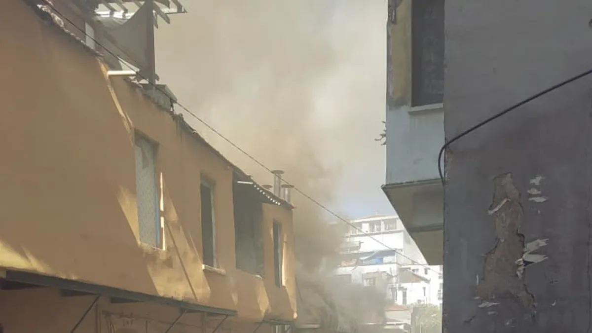 Beyoğlu'nda yangın paniği: İş yeri alevlere teslim oldu!