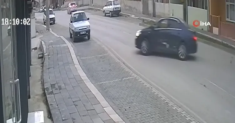 Otomobil markete böyle daldı: 2 yaralı