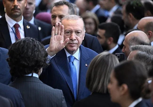 baskan-erdogana-new-yorkta-sevgi-seli-turkevi-girisinde-ilgiyle-karsilandi-1726960030883.jpeg