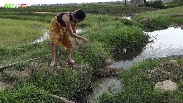 Bu genç kadının ilginç balık avlama yöntemi viral oldu! Milyonlarca kez izlendi
