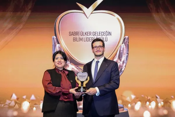 kuresellesen-sabri-ulker-gelecegin-bilim-lideri-odulunun-10uncusu-siliye-uzandi-1775822777474.jpeg