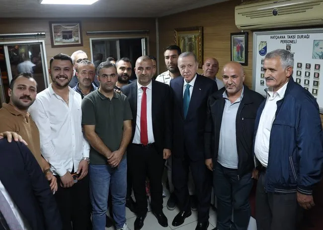 baskan-erdogan-ankarada-taksi-duragini-ziyaret-etti-1729018255519.jpg