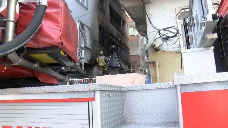 Bahçelievler’de panik anları: Apartman dışına alevler sıçradı!