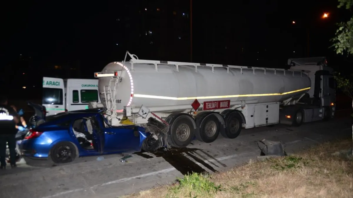 Adana'da tıra arkadan çarpan otomobilin karıştığı kazada hayatını kaybeden ve yaralananlar oldu.