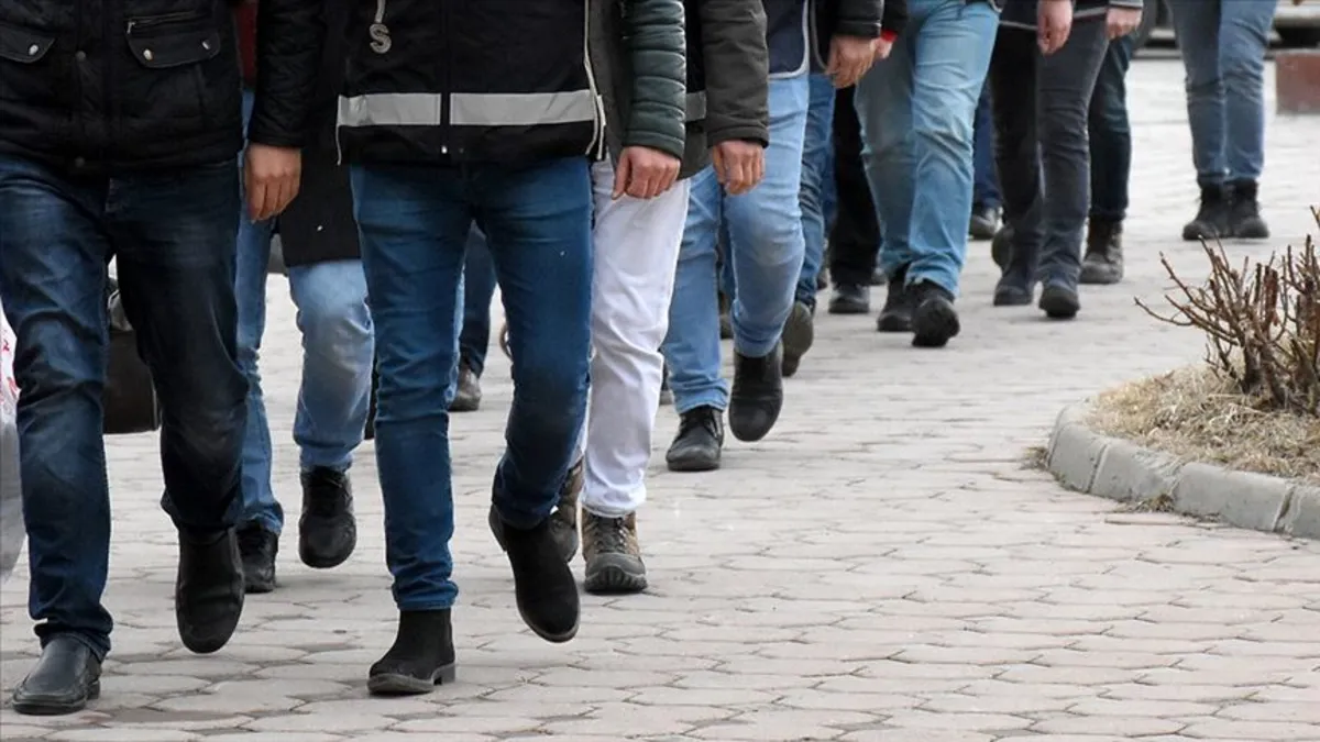 Şasi numarasıyla dolandırıcılık! Ankara merkezli operasyonda 7 kişi tutuklandı Şasi numarasıyla dolandırıcılık! Ankara merkezli operasyonda 7 kişi tutuklandı