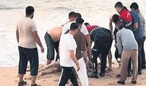 Plajda otururken boğuldu