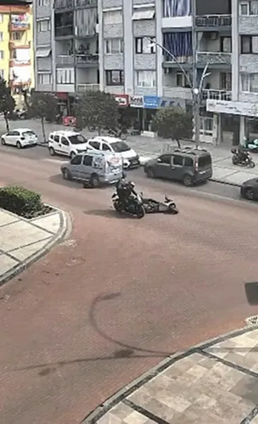 Manisa’da feci kaza: Kontrolden çıkan motosikletli kamyonetin altında kaldı!