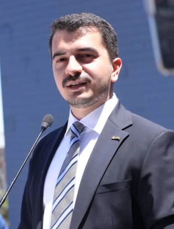 son-dakika-chpli-veli-agbabanin-yegeni-ahmet-can-agbaba-gozaltina-alindi-yuksek-miktarda-kaynagi-belirsiz-para-1783079638874.jpg Son Dakika | CHP'li Veli Ağbaba'nın yeğeni Ahmet Can Ağbaba ve Çankaya Belediye Başkanı Hüseyin Can Güner'in özel kalem müdürü gözaltına alındı