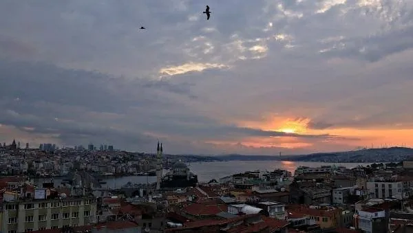 İstanbul’da gün doğumu gökyüzünü kızıla boyadı