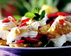 Çilekli Profiterol