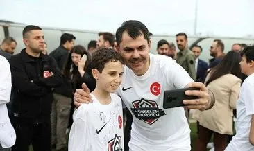 Bakan Murat Kurum ve afetzede çocuklar özel maçta top koşturdu!