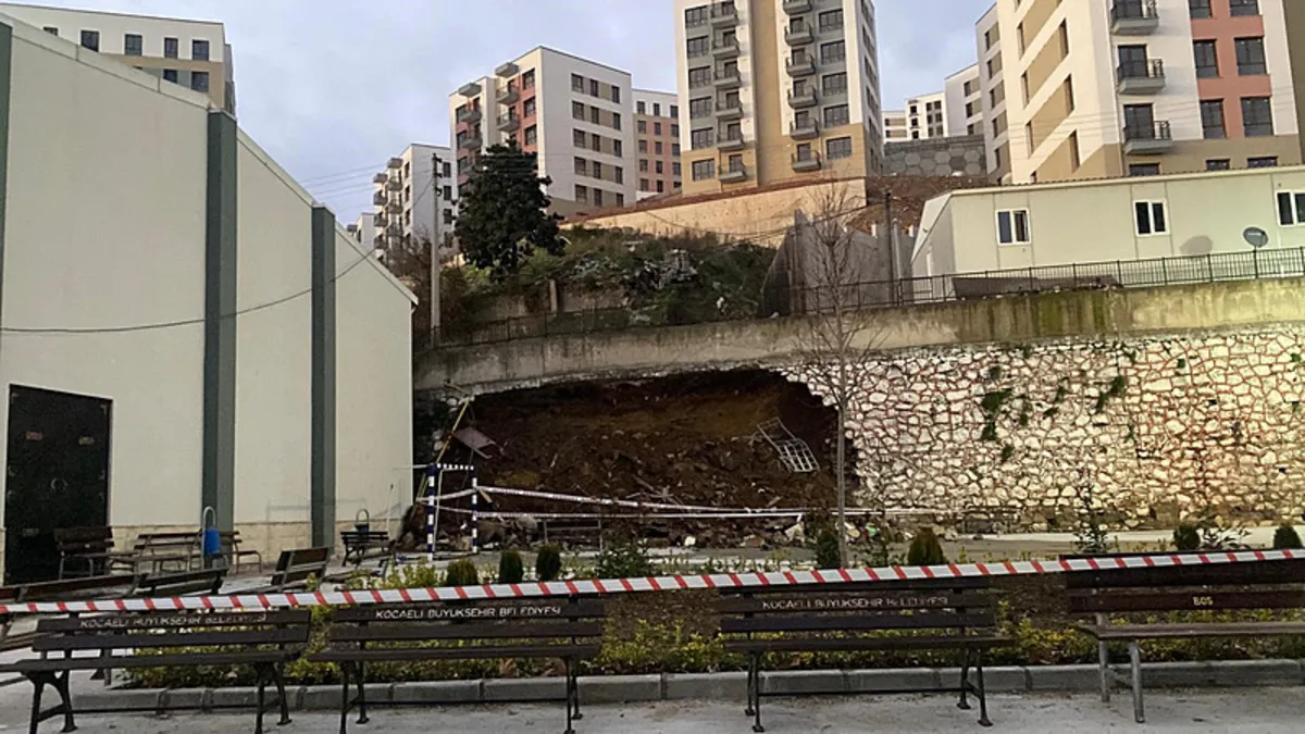 10 metrelik istinat duvarı okul bahçesine devrildi 10 metrelik istinat duvarı okul bahçesine devrildi