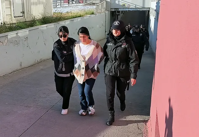 son-dakika-sahte-konkordato-oyunu-coktu-8-kilo-altin-sevgiliden-cikti-15-tutuklama-1767088004940.jpeg (800×551)