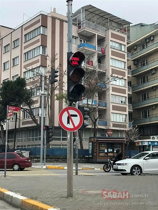 Trafik tabelalarında artık yeni bir işaret var: Evde Kal