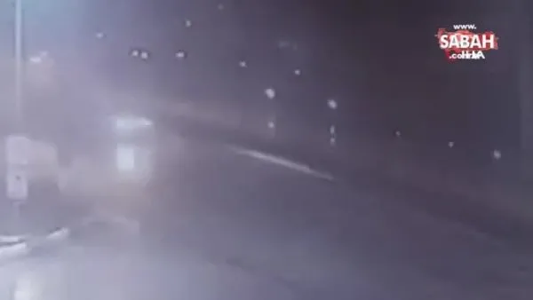 Aydınlatma direğine çarpan kamyonetin sürücüsü camdan fırlayarak hayatını kaybetti! Feci kaza kamerada | Video