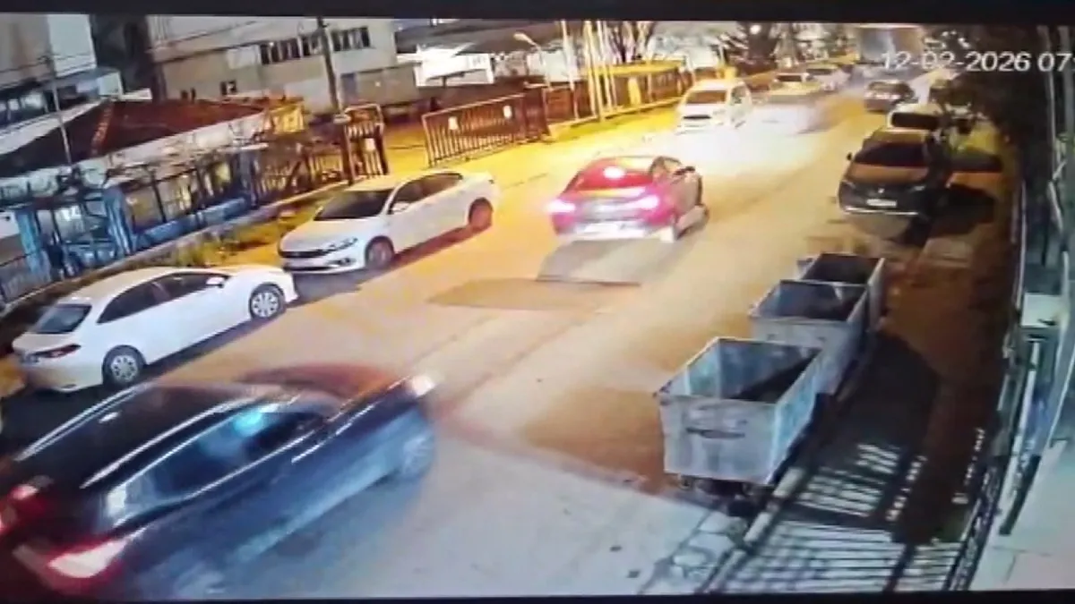 Küçükçekmece’de 5 aracın karıştığı zincirleme kaza kamerada Küçükçekmece’de 5 aracın karıştığı zincirleme kaza kamerada