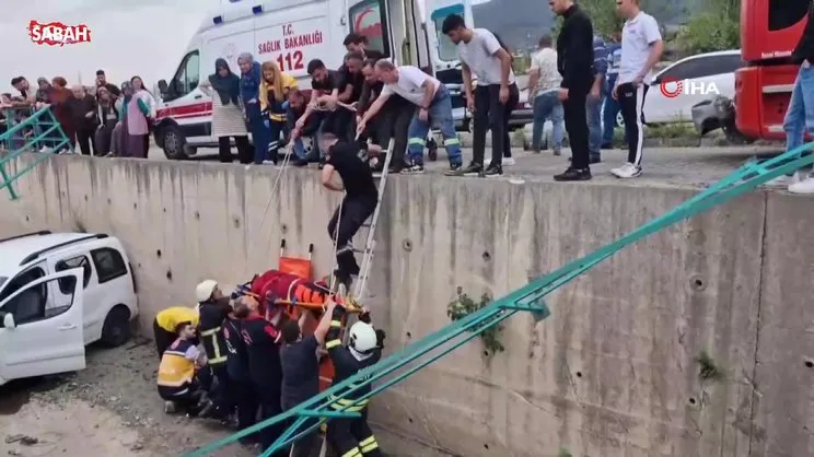 Fren yerine gaza basınca araç su kanalına uçtu: 2 yaralı | Video