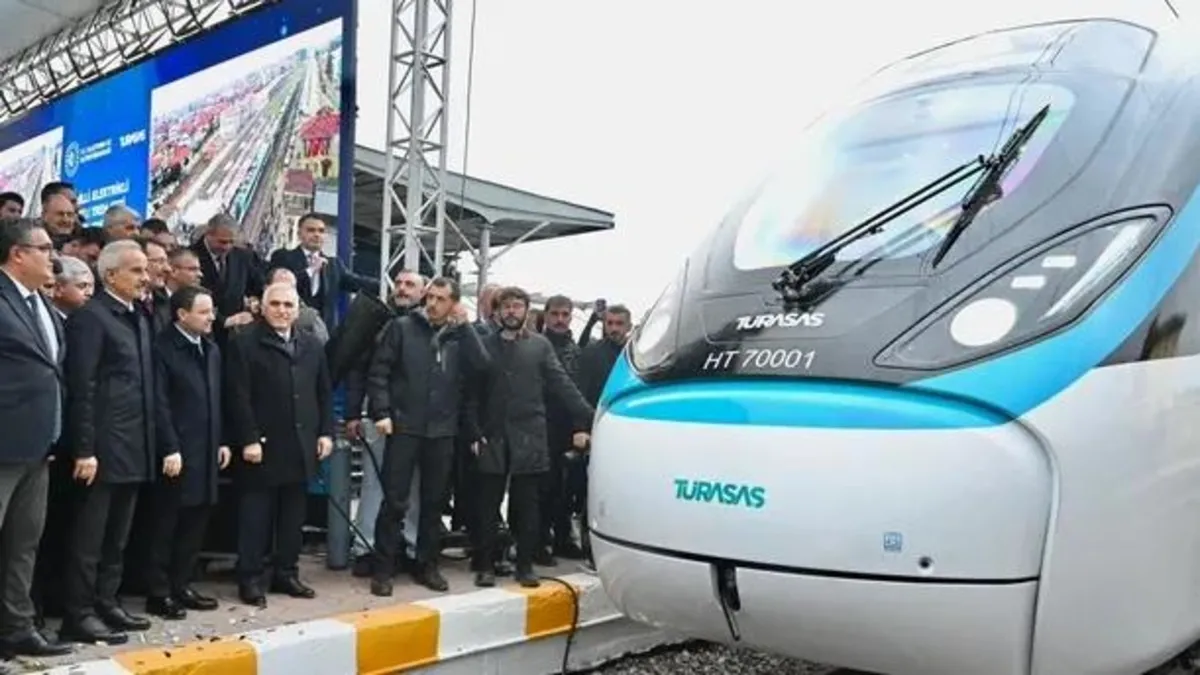 Milli elektrikli hızlı tren 225 kilometre hıza ulaştı