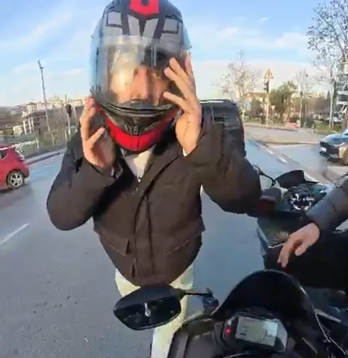 istanbul-kagithanede-trafikte-motosiklet-surucusunun-onunu-kesip-darbettiler-erkeksen-karakola-gel-1770366456720.jpg