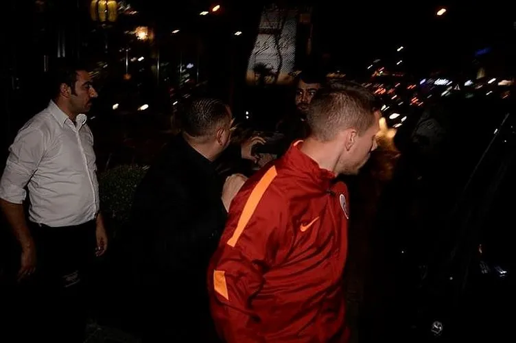 Podolski muhabire tekme attı, küfür etti!