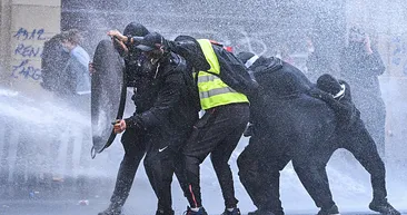 Fransa’da sarı yelekliler alarmı! Hükümetten yeni hamle: Tansiyon düşmüyor