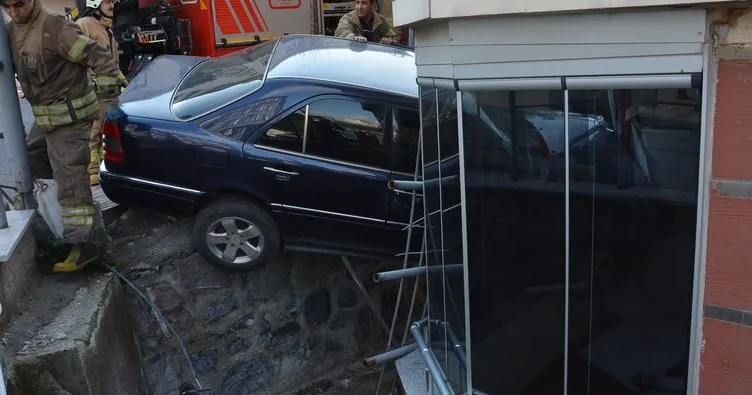 Ümraniye’de sokak kesişiminde minibüsle çarpışan otomobil binaya girdi