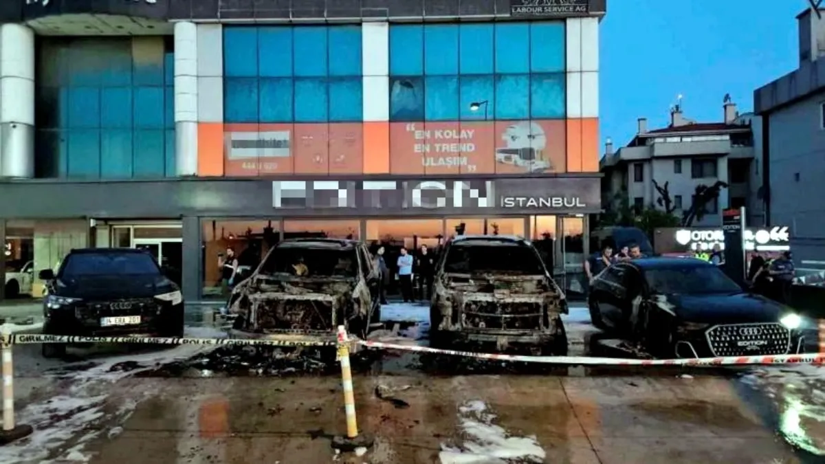 Bakırköy'de yanan oto galeri sonrası olay yerinden bir görünüm