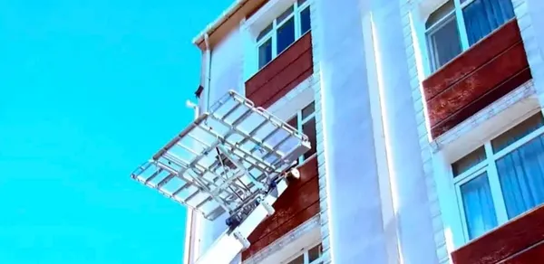 yikim-sirasinda-coken-apartman-yanindaki-iki-binanin-kolonlarina-hasar-verdi-1781508541970.jpg