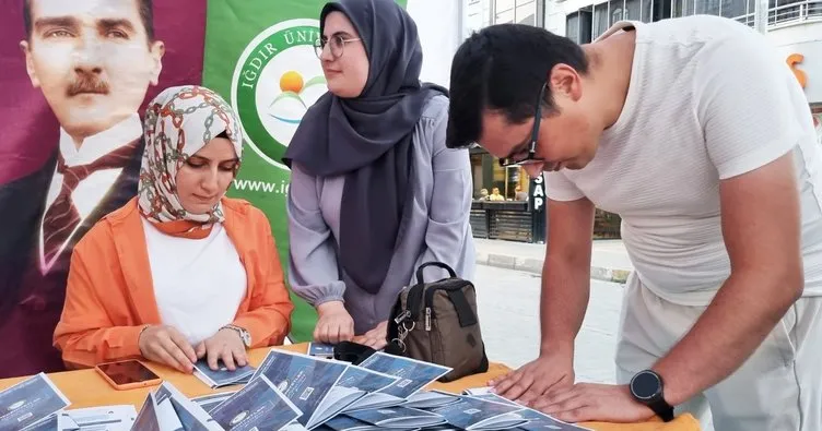 Iğdır Üniversitesi’nin Vali Yolu’ndaki bilgilendirme ve tanıtım standı ilgi görüyor