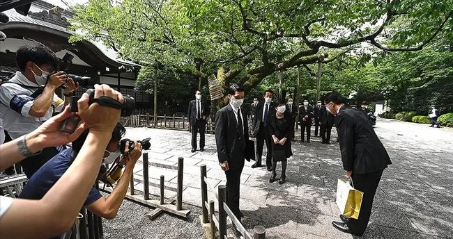 Japon bakanlar tartışmalı tapınağa ziyarette bulundu