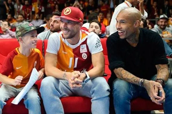 Maçın hakemleri Galatasaray taraftarını çıldırttı!