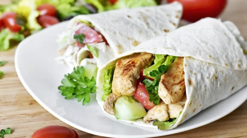 5 dakikada hazır, lezzeti günlerce konuşulur: Domatesli tavuk wrap!