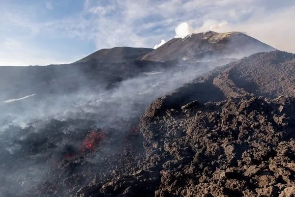 Etna, lav ve kül püskürtmeye devam ediyor.