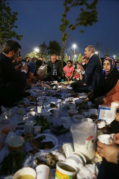 Başkan Erdoğan vatandaşlarla Zeytinburnu sahilde iftar yaptı