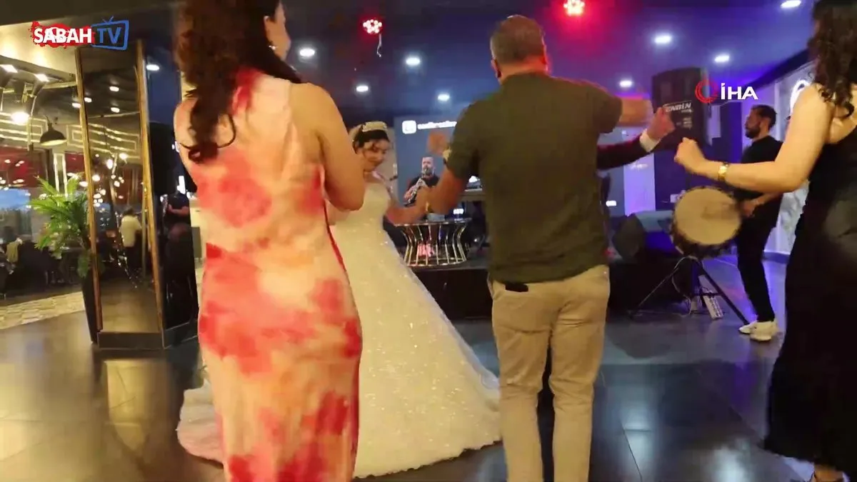 Liseli sınıf arkadaşlarının 34 yıl sonra karşılaşması düğün salonunda bitti | Video