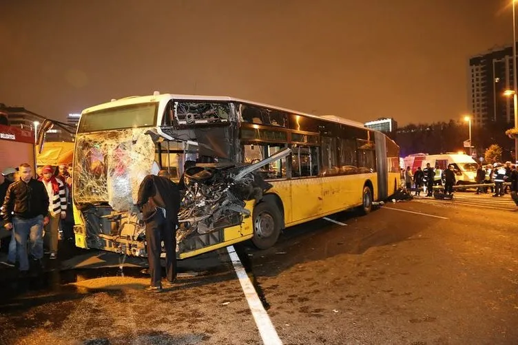 Zeytinburnu’nda minibüs metrobüsle çarpıştı