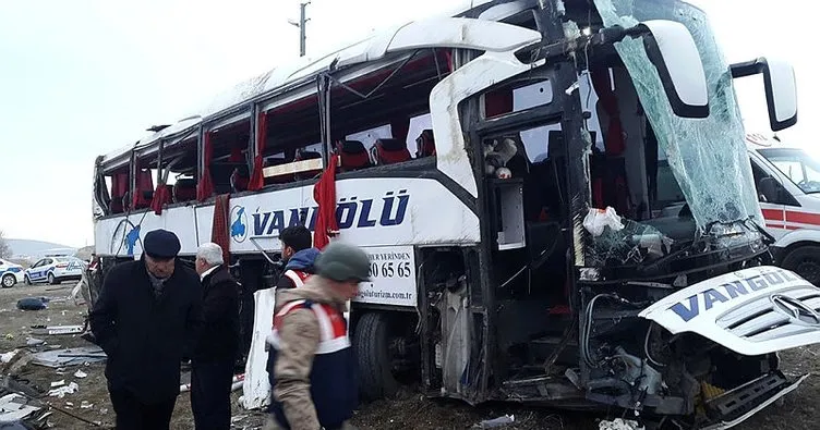 Van’da yolcu otobüsü devrildi: 2 ölü, 22 yaralı