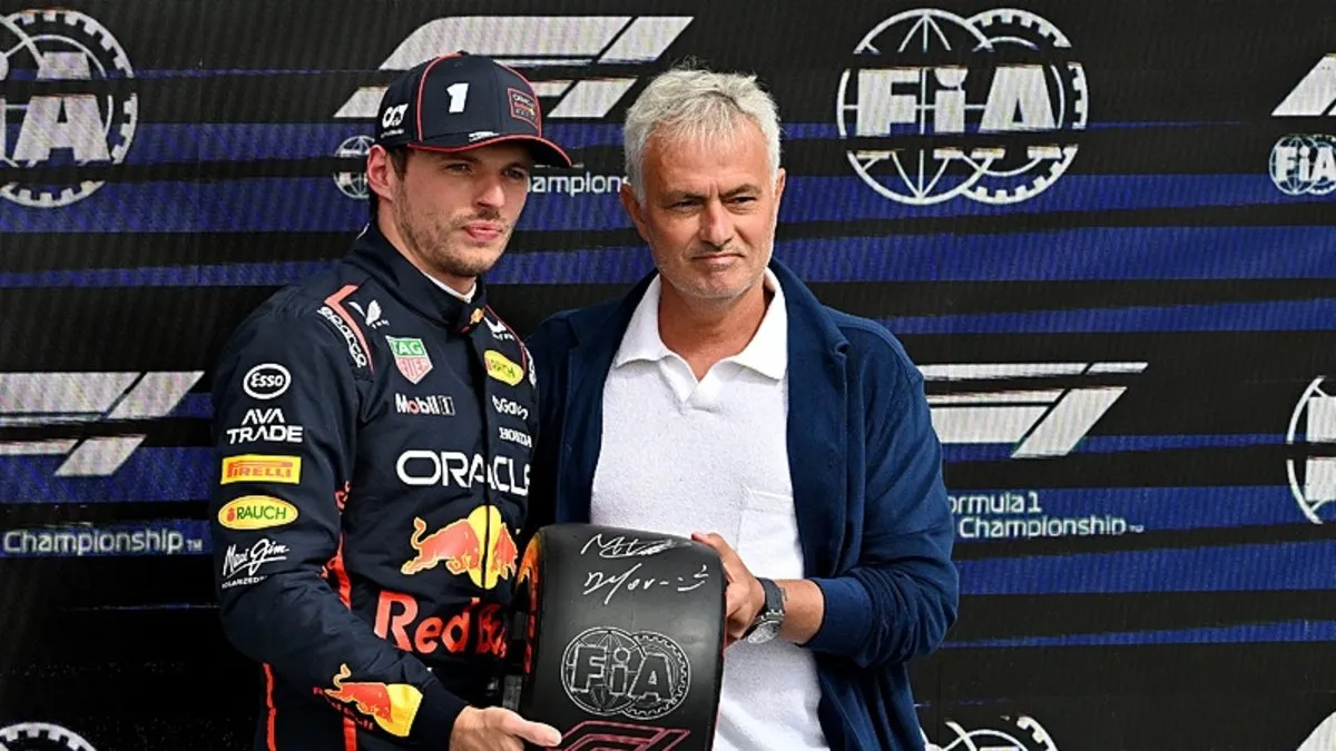 Max Verstappen, pole pozisyonu ödülünü Mourinho’dan aldı Max Verstappen, pole pozisyonu ödülünü Mourinho’dan aldı