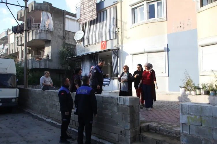 Komşularını yıldırdı: Evinden 2 kamyon dolusu çöp çıktı!