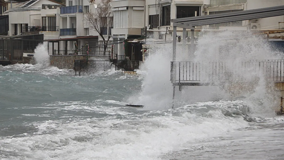 Bodrum’da feribot seferlerine fırtına engeli: Dalgaların boyu 3 metreyi aştı! Bodrum’da feribot seferlerine fırtına engeli: Dalgaların boyu 3 metreyi aştı!